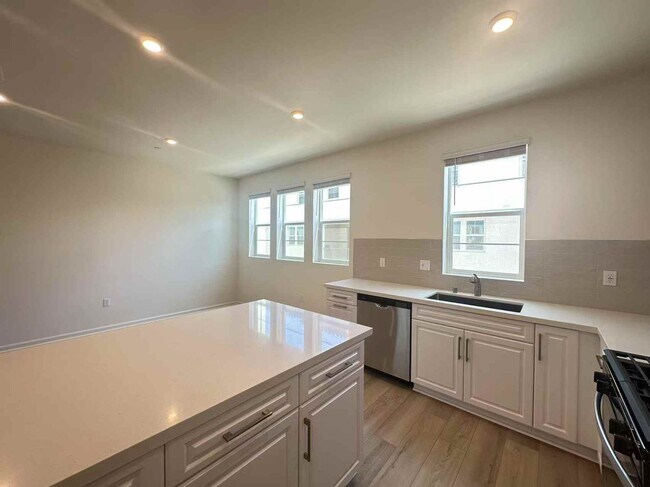 Building Photo - 4 bedroom home for leasing in Chino