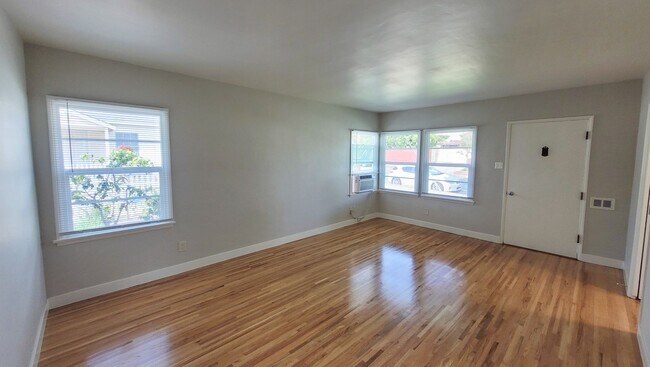 Building Photo - s6013