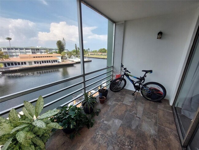 Building Photo - 2741 Taft St