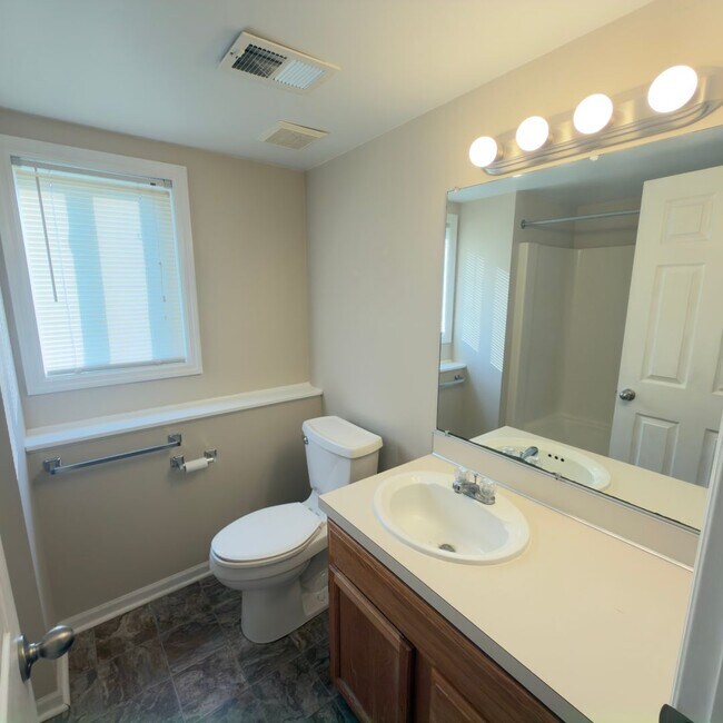 Building Photo - 4443 Hillrise Ct NE