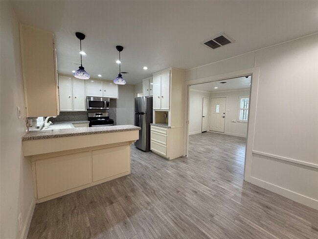 Building Photo - 822 Hidden Valley Dr