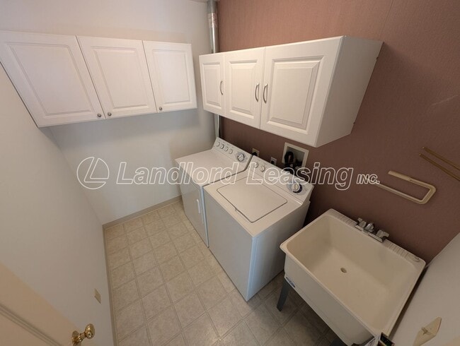 Building Photo - Well-Maintained Ranch in Pin Oak Preserve with Fireplace & Den