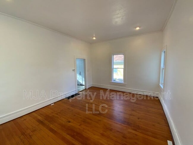 Building Photo - 217 Reed Ave N