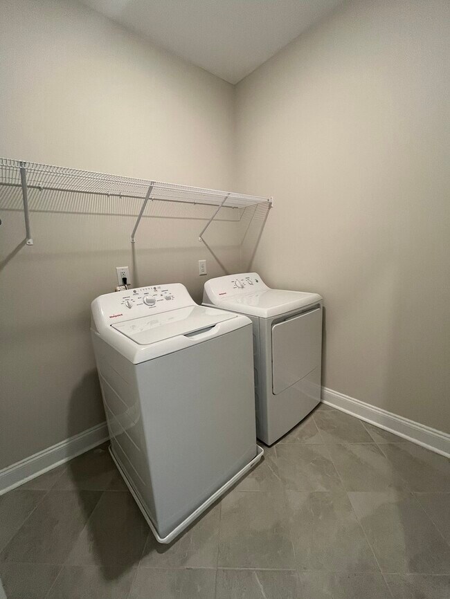 Building Photo - Beautiful 2-Bedroom Townhome with Modern C...