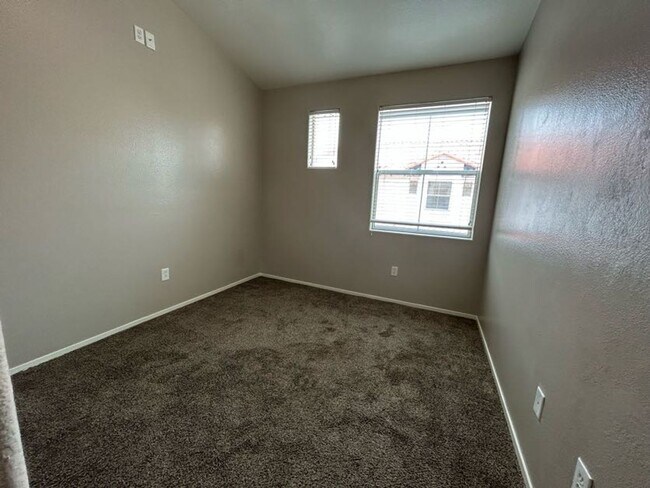 Building Photo - A Beautiful Town Home around the Spring Valley Area.