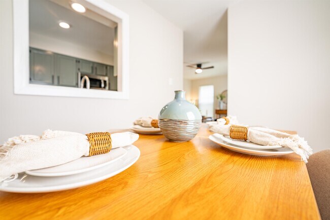 Building Photo - 548 N 6th St