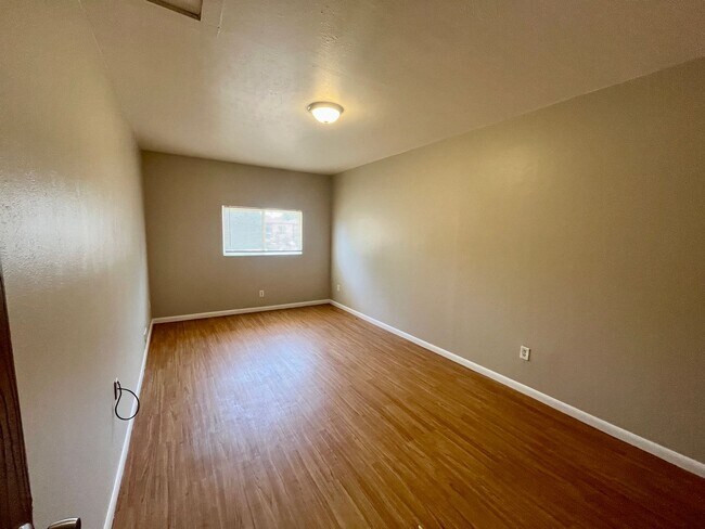 Building Photo - ** Move in Special** Spacious 3 bedroom, 1 bath Lakewood duplex with fenced in backyard available!