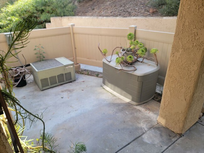 Building Photo - 1 BED/ 1 BATH CONDO