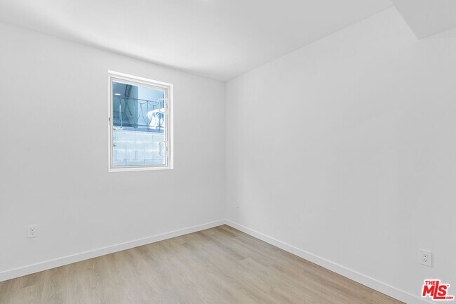Building Photo - 1227 N Berendo St