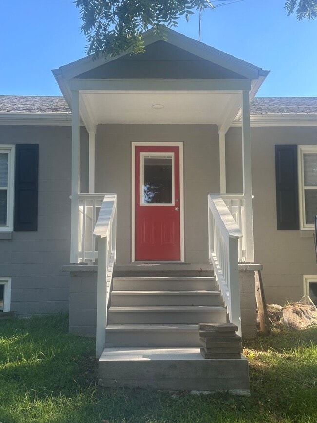 Building Photo - Cute 2BR, 1 Ba cottage in the country - Newly renovated