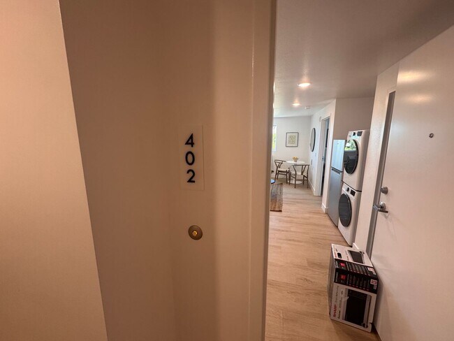 Building Photo - Modern Living in the Heart of Los Angeles