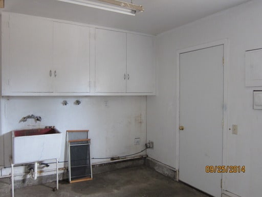 Building Photo - Spacious - lovely home in great location!