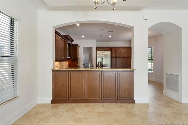 Building Photo - 255 Calmo Cir