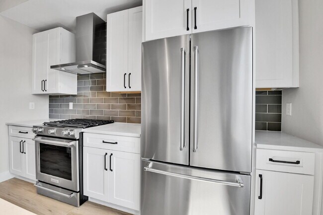 Building Photo - $3,200 - 2 Bed, 2.5 Bath Townhome in Prime...