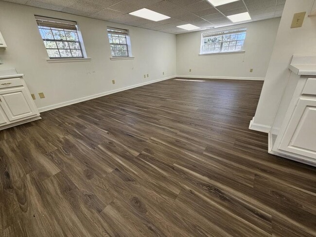 Building Photo - 1181 Lake Shore Cir