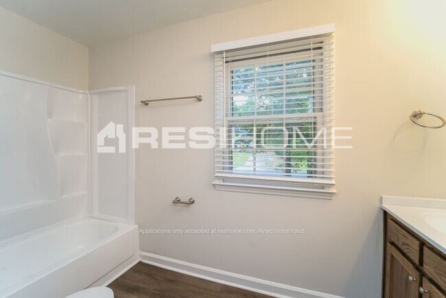 Building Photo - "Welcome Home! Get 1 month FREE RENT when ...