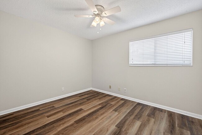 Building Photo - Cozy unfurnished, 2 Bedroom, 1 Bathroom, Condo