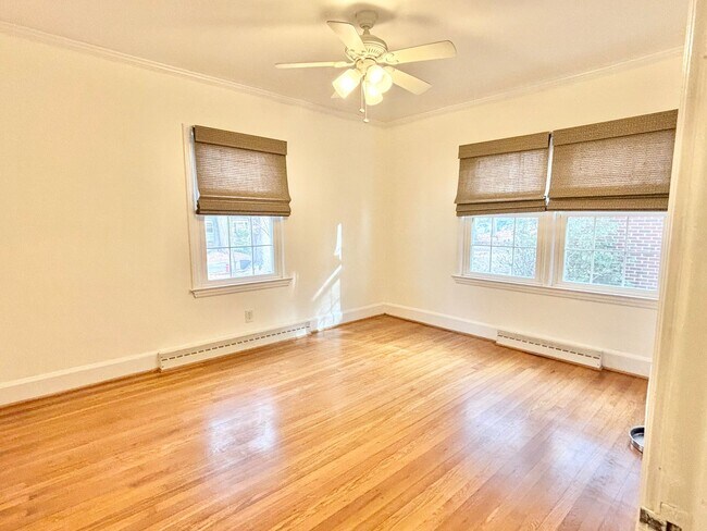 Building Photo - Spacious 3 Bedroom Convenient to Downtown High Point!