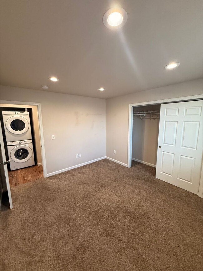 Building Photo - Spacious 3 Bedroom, 2 Bath Home with Garage & Fenced Yard!