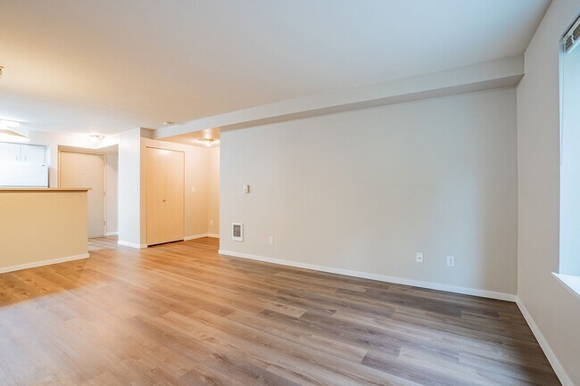 Interior Photo - 1800 Eastlake Apts (Scenic)