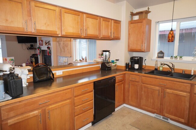 Building Photo - 4 Bedroom Eagle River Home!