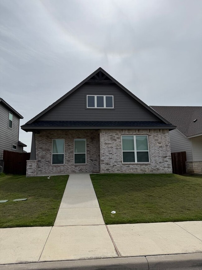 Building Photo - 3/2/2 - GODLEY ISD - GREAT Neighborhood