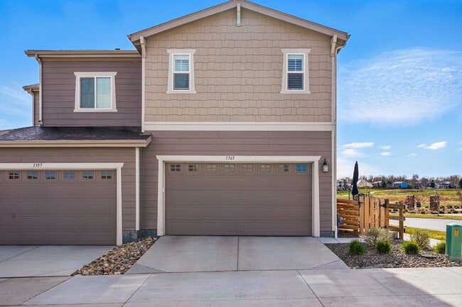Building Photo - Spacious 3BR/3BA Townhome-Available NOW!