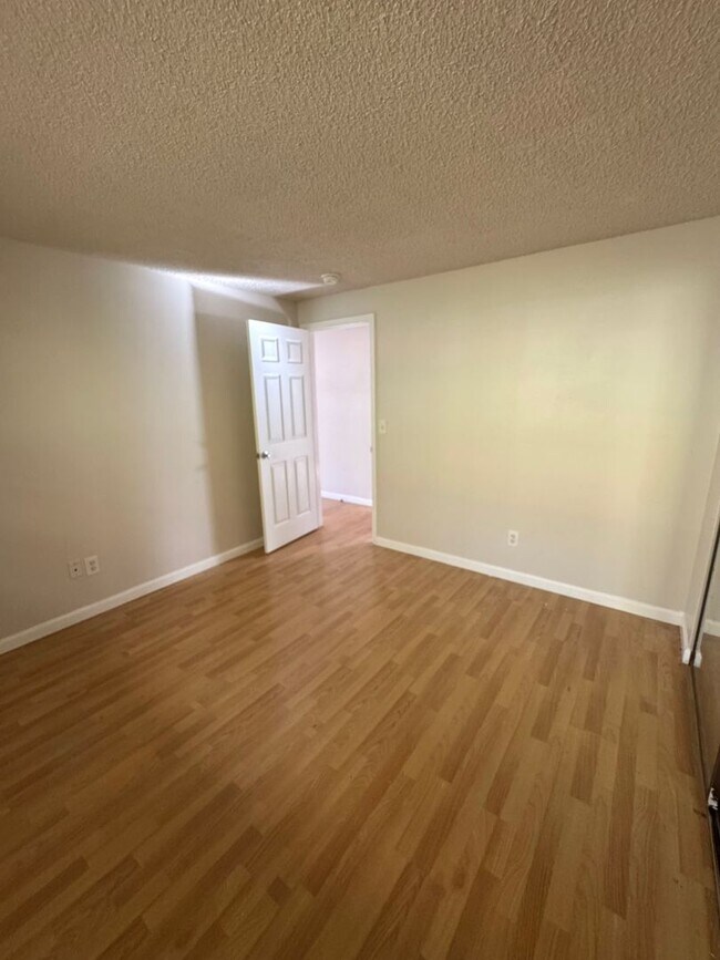 Building Photo - 4009-4009 SE 33rd Pl