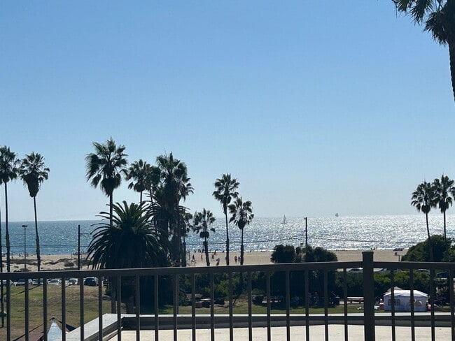 Building Photo - Amazing 3 story free standing contemporary house with terrific ocean views in Playa Del Rey