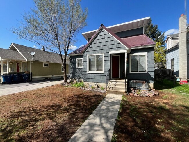 Building Photo - Newly Renovated 3 Bed, 2 Bath With Amazing...