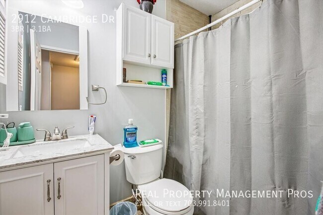 Building Photo - 2912 Cambridge Dr