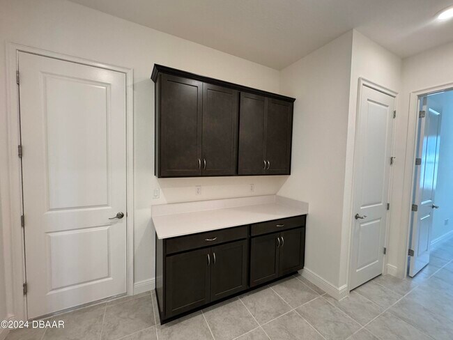 Building Photo - 2005 Divot Dr