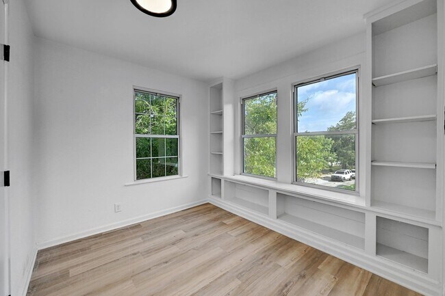 Building Photo - 8 bed 5 Bath house in center of West campus Pre Lease Aug 2026