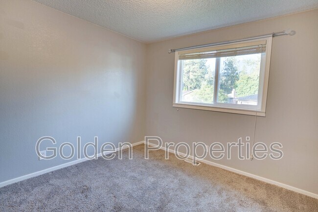 Building Photo - 3703 E Pine Hill Dr