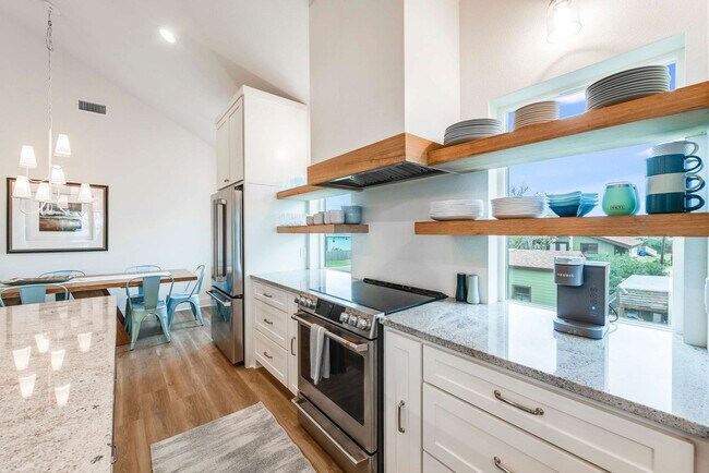 Building Photo - 119 6th St