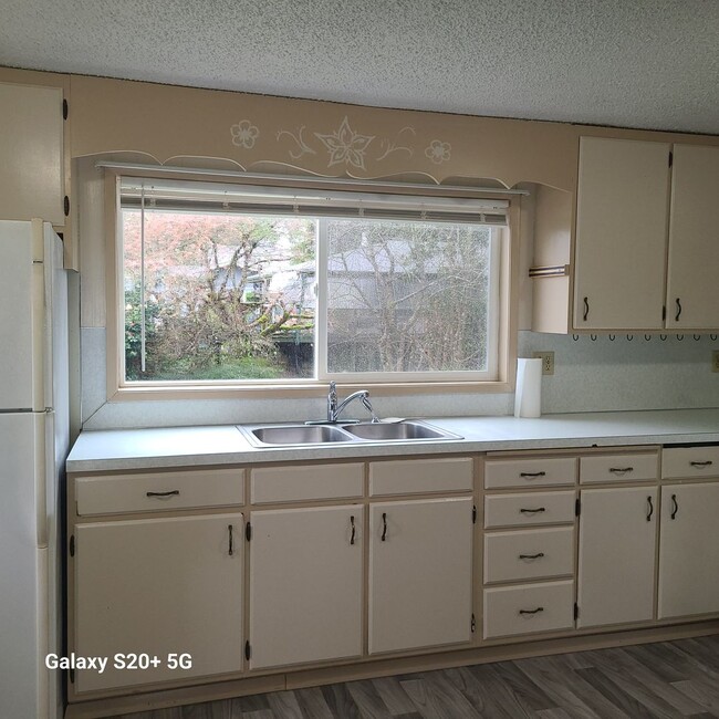 Building Photo - 2bd 1ba Home Washer and Dryer Hook Up