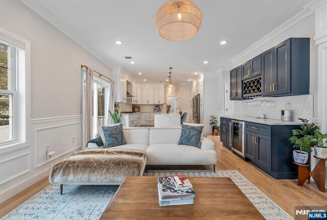 Building Photo - 765 6th Ave