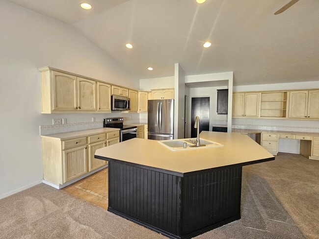 Building Photo - $1,995 - 2 Bed / 2 Bath Beautiful House in...