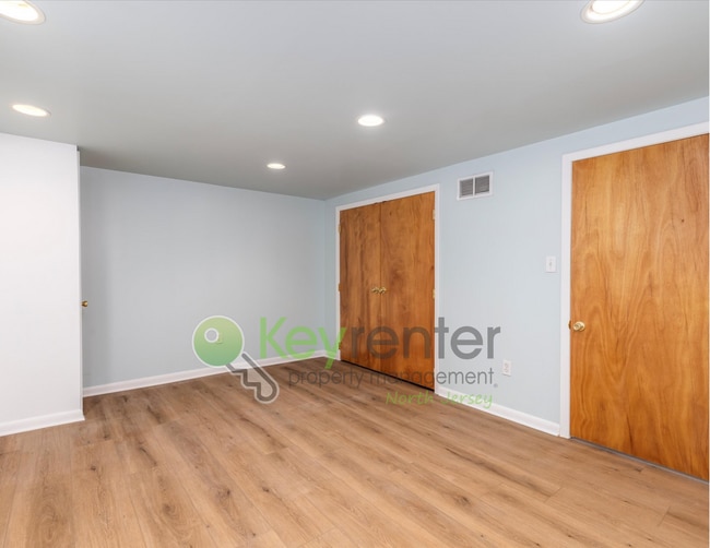 Building Photo - Spacious Clifton Cape with Finished Baseme...