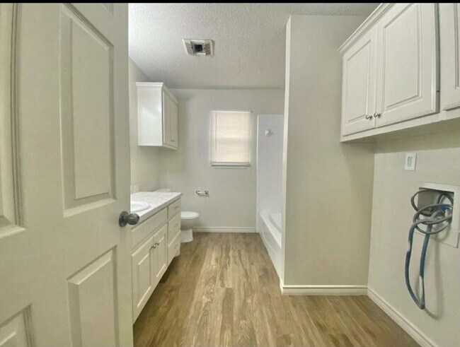 Building Photo - Updated house in East Lubbock