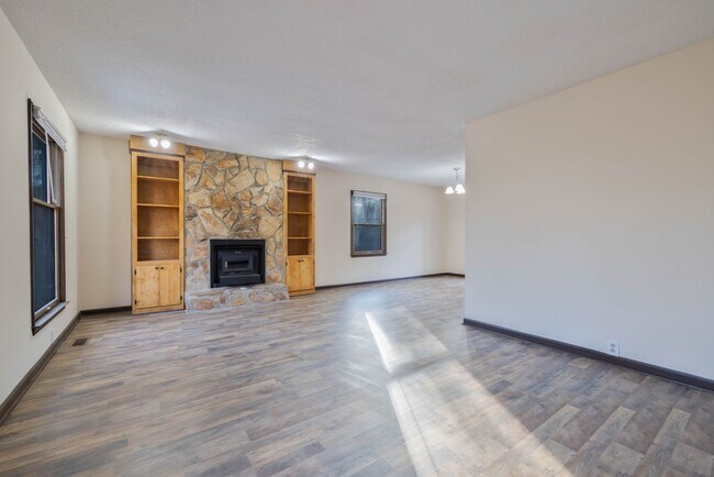 Building Photo - Quiet 3-bed 2-bath Spacious Home