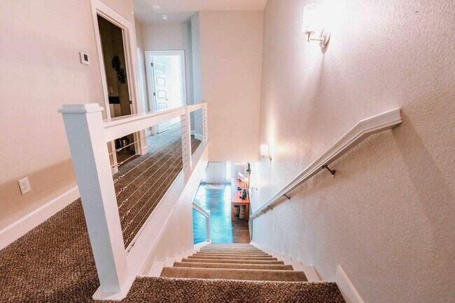 Building Photo - 406 NW Retreat Ln