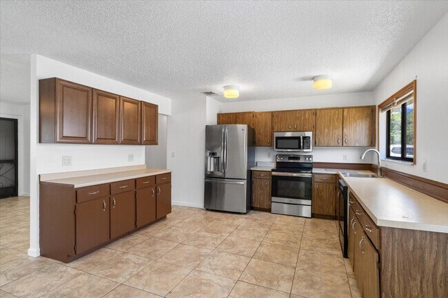 Building Photo - 1433 SE North Balcourt Ct