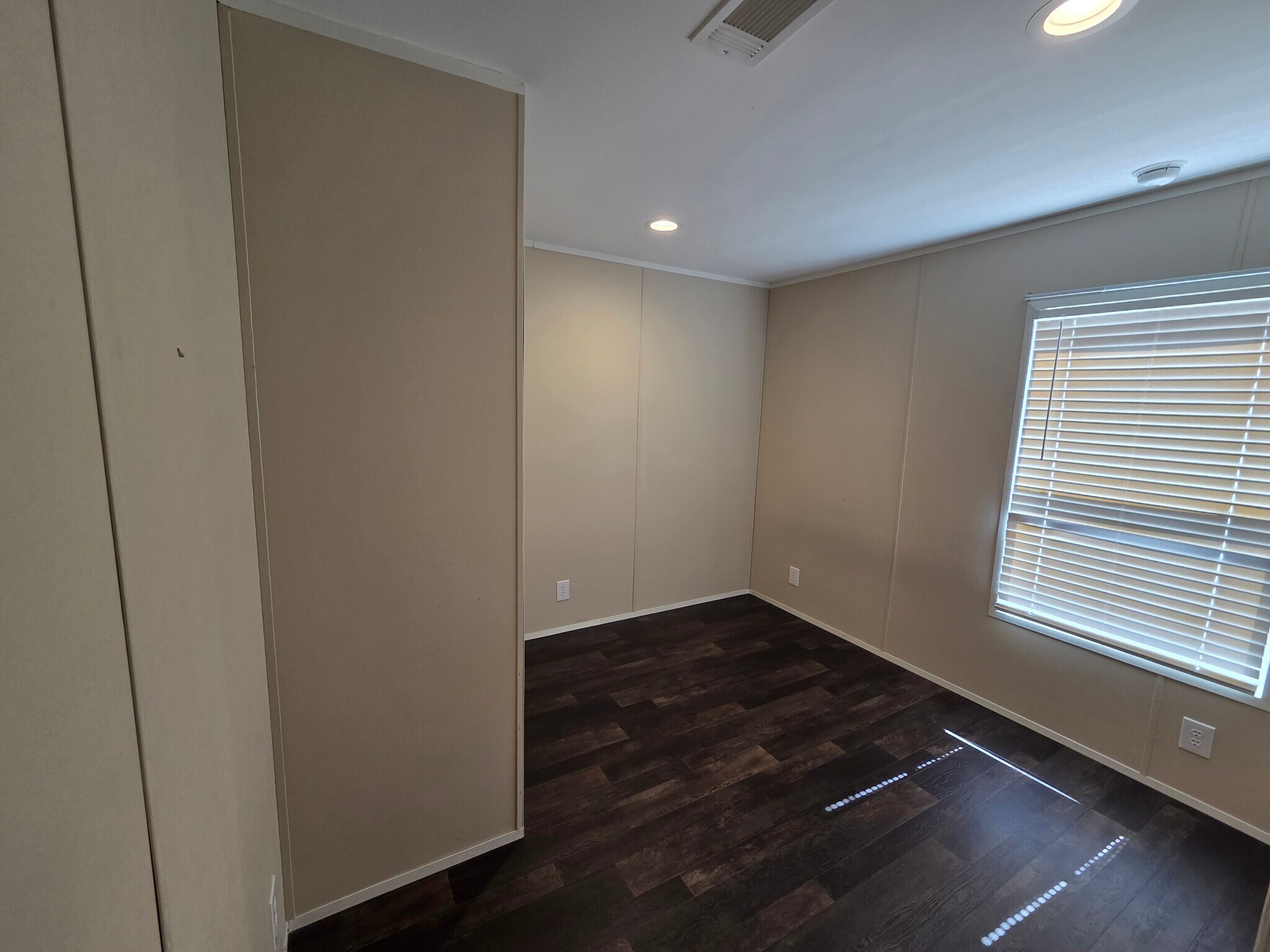 Building Photo - 2409 Creekview Dr