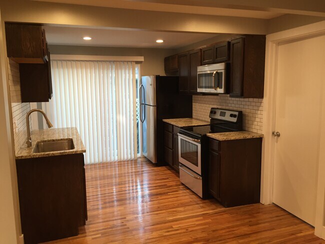 Building Photo - 664 E Ramona Ave