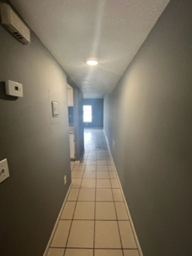 Building Photo - 2 Bed 2 Bath Townhome