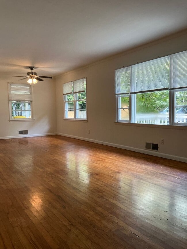 Building Photo - 3 bedroom 2 bathroom house conveniently lo...