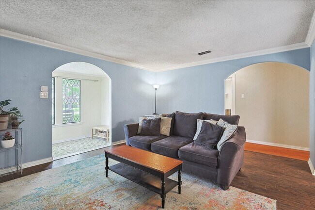 Building Photo - Amazing Historic 1940's Home in Original C...