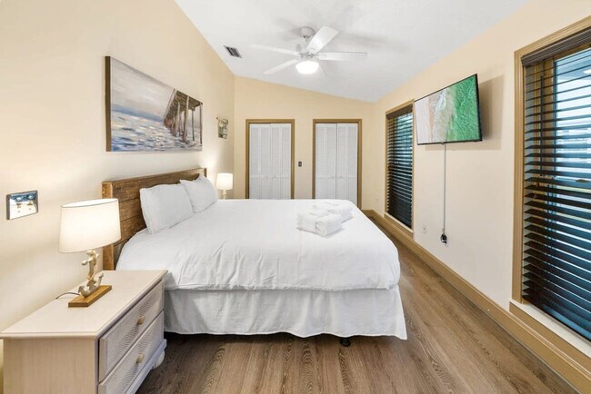 Building Photo - 501 Dolphin St