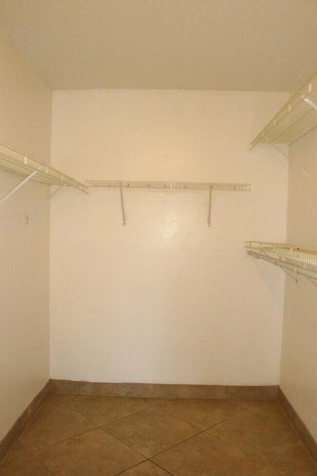 Building Photo - 723 Sunny Pine Way